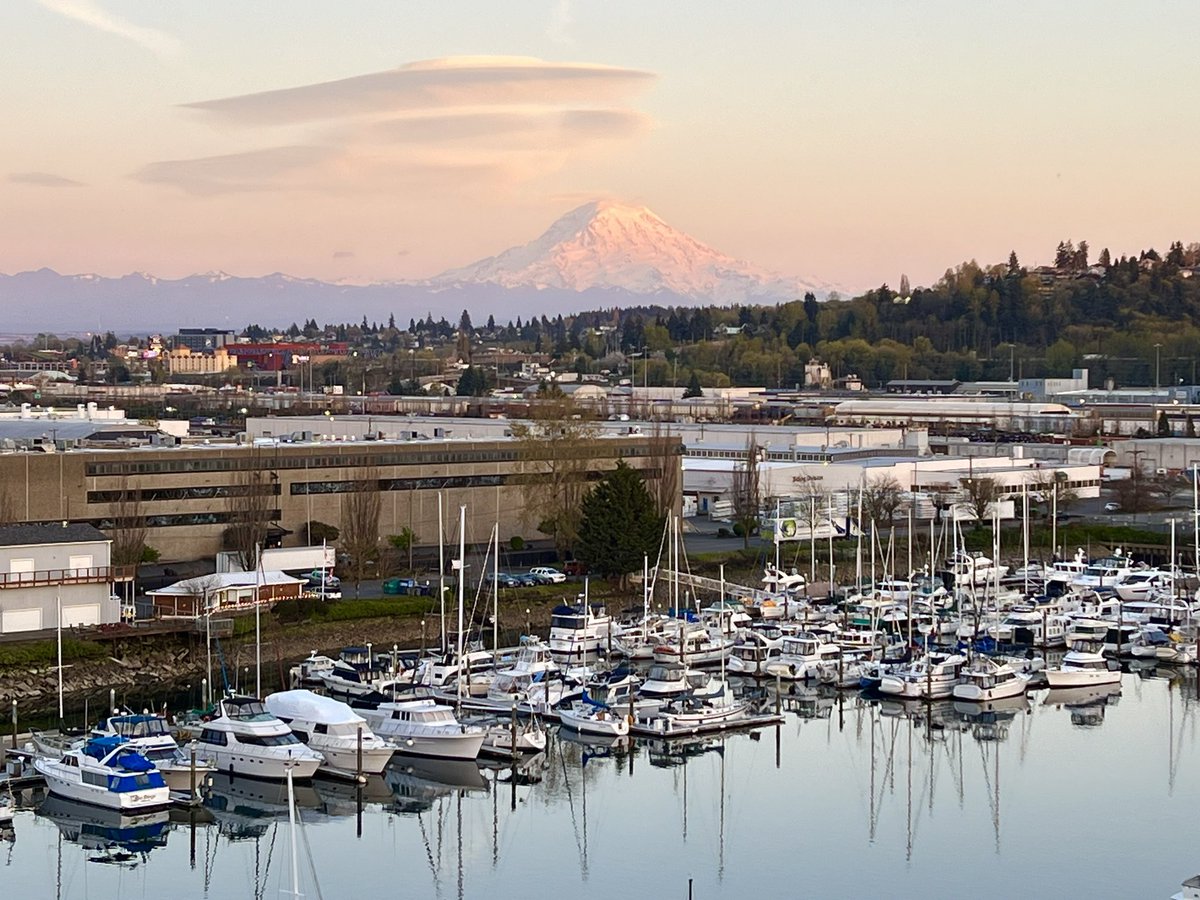 Lenticular clouds over Mt. Tahoma/Rainier on April 1st #wawx @The_Weatherman2 @KSeattleWeather @KSeattleWeather