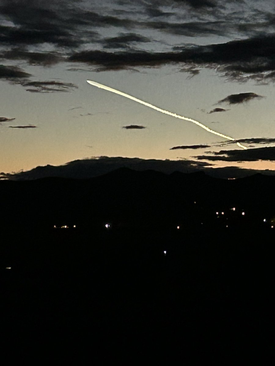 Andy_Tobin's tweet photo. Elon Musk @elonmusk and SpaceX @SpaceX even entertaining in the skies above Paulden AZ tonight. Very cool. https://t.co/2ZnfA9l3IF
