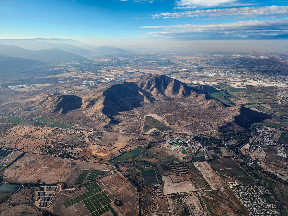 Tomar distancia, mirar en perspectiva. Santiago. Sabias metáforas. #pensadoresvisuales #vistasaereas #desdeelavion #santiago #pov #eltiempochv #clickdomingo #gochile #mostremoschile #santiagoadicto #santiagolovers #rayadosporlasfotos #yoamolafotografia #fotografosporchile