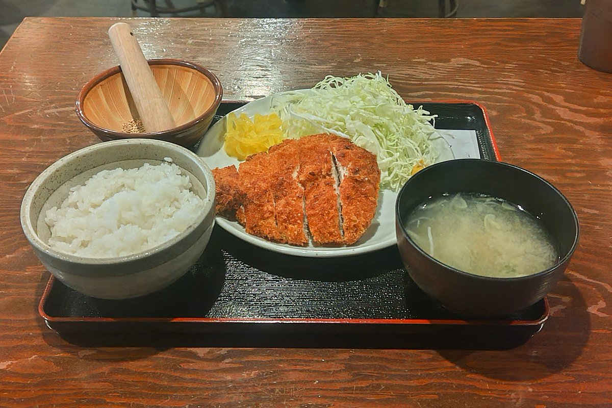 Dakiny's tweet photo. SONYストアに機材📷を預け、地下鉄で新橋駅まで戻り紅とん 新橋一丁目店でお昼ご飯。
とんかつ定食🐷800円ペロッと完食😋 
ごちそうさまでした🙏
#東京都 #港区 #新橋 #紅とん #とんかつ定食 #ランチ #AQUOS #sense7 https://t.co/at0EEAxeVy