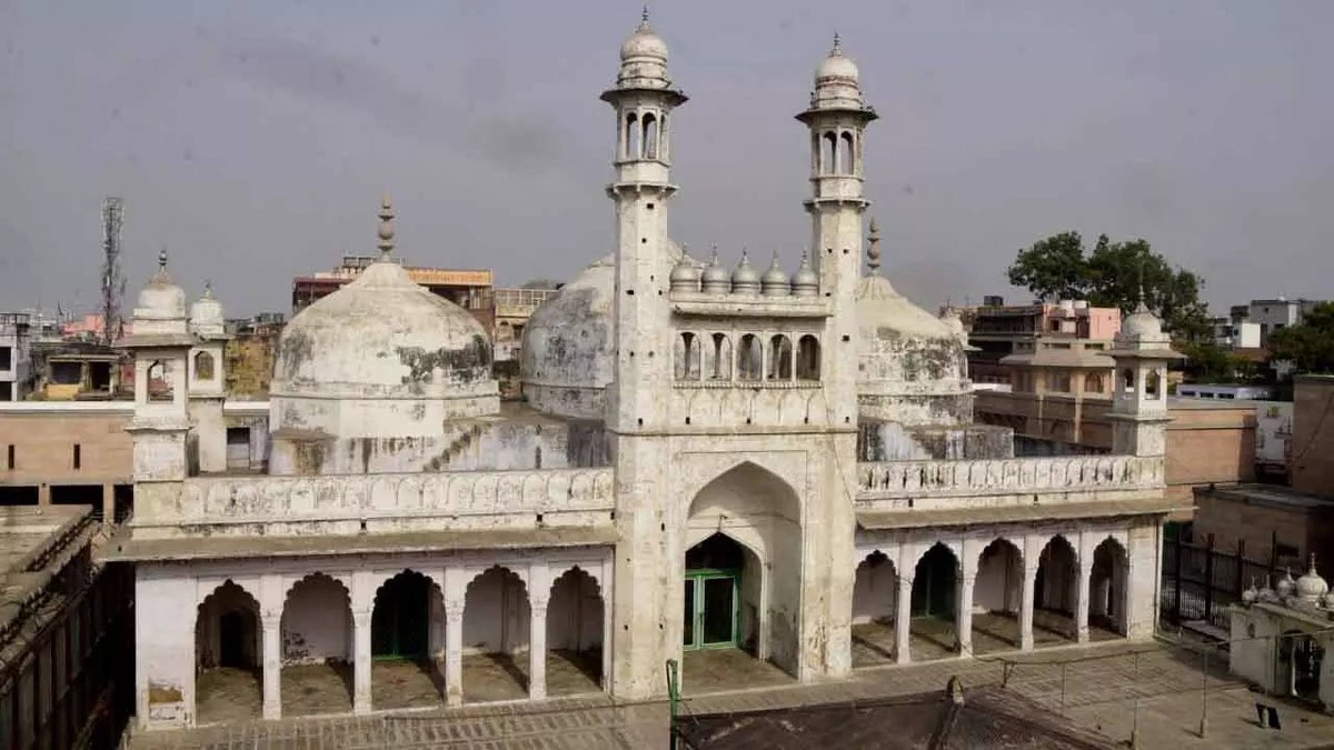 feedmileapp's tweet photo. Supreme Court notices Kashi Vishwanath temple trustees after Gyanvapi plea; Hindu prayers in mosque cellars continue, status quo on namaz.
#feedmile #SC #VishwanthTemple #Gyanvapi #GyanvapiRow #hindu #Namaz https://t.co/0Tx9QK89LQ