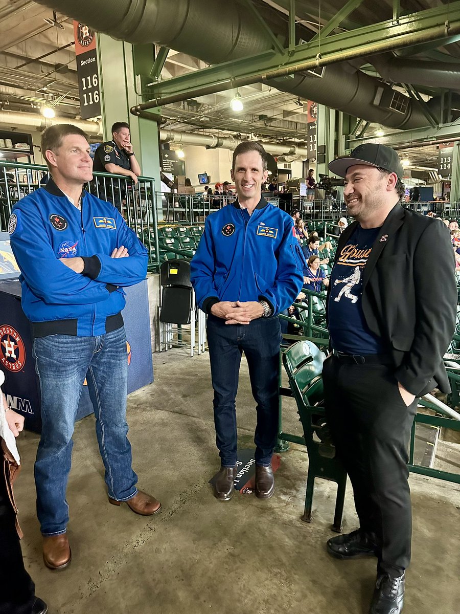 In celebration of the @RCAF_ARC’s 100th Anniversary, @csa_asc astronaut Colonel @Astro_Kutryk threw out the ceremonial first pitch tonight in #Houston as the @astros took on the @BlueJays! @Astro_Jeremy was also recognized for his military service at #SpaceCityMondays 🇨🇦👨‍🚀🚀!