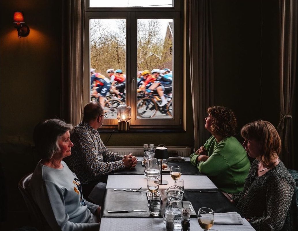 THREAD 

The best photos of this year’s women’s Ronde van Vlaanderen. #RVV24

After two parts of the best photos from the men’s race, I bring you also them also from the women’s race. Hope you will like them. ❤️

1. Watching the monument through the window. (📸: ashleygruber)