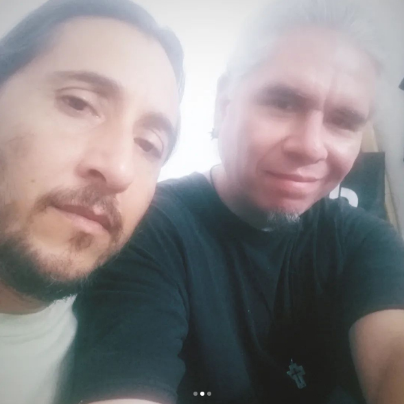 alkol_rock's tweet photo. Reencuentro de Aldo Gorjón y Efrén Jiménez, miembros fundadores de Alkol. Amenazan con hacer algunas cosas divertidas para celebrar los XX años de la banda ¿qué será? https://t.co/jCFfxE3EEt