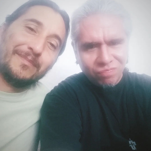 alkol_rock's tweet photo. Reencuentro de Aldo Gorjón y Efrén Jiménez, miembros fundadores de Alkol. Amenazan con hacer algunas cosas divertidas para celebrar los XX años de la banda ¿qué será? https://t.co/jCFfxE3EEt