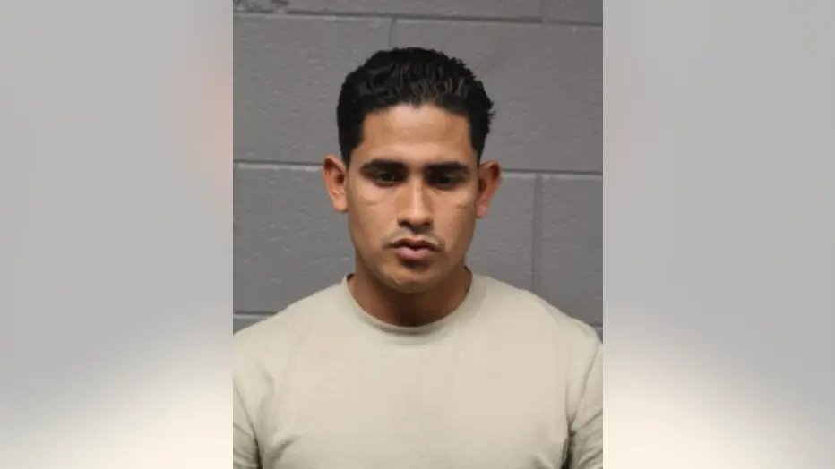 BREAKING ALERT: Chicago migrant charged with s-xually assaulting woman on UIC campus. -Fox 32 ❌ Court documents reveal 27-year-old suspect Elvis Hernandez-Pernalete a.k.a. Luis Guevara committed a similar attack on another woman as well.