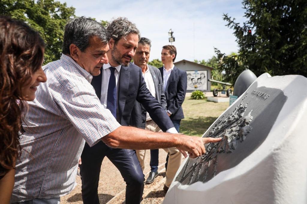 SantiagoCafiero's tweet photo. Nuestro eterno respeto y reconocimiento a las y los veteranos de Malvinas, a los caídos, sus familiares y amigos. Homenajearlos es una tarea cotidiana. Argentina debe sostener el reclamo de soberanía en nuestras Islas Malvinas. Tiene que ser política de Estado
#MalvinasArgentinas https://t.co/4qe9Vopdhi