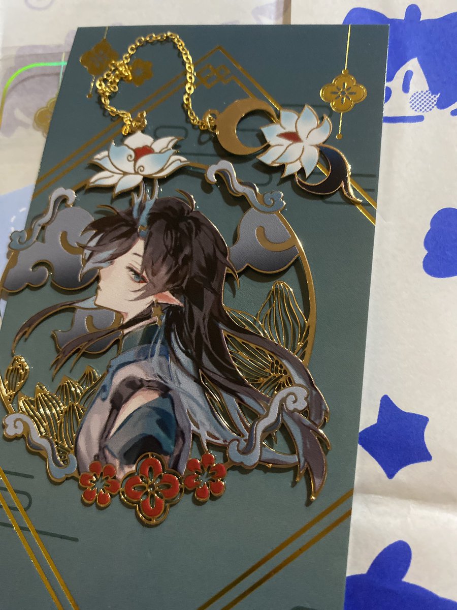 aaaaaaa i didnt get to share on twt when i first got it earlier but guys!!!! its wifey!!!! a metal bookmark of wifey!!!! by @HideawayMelon !!
