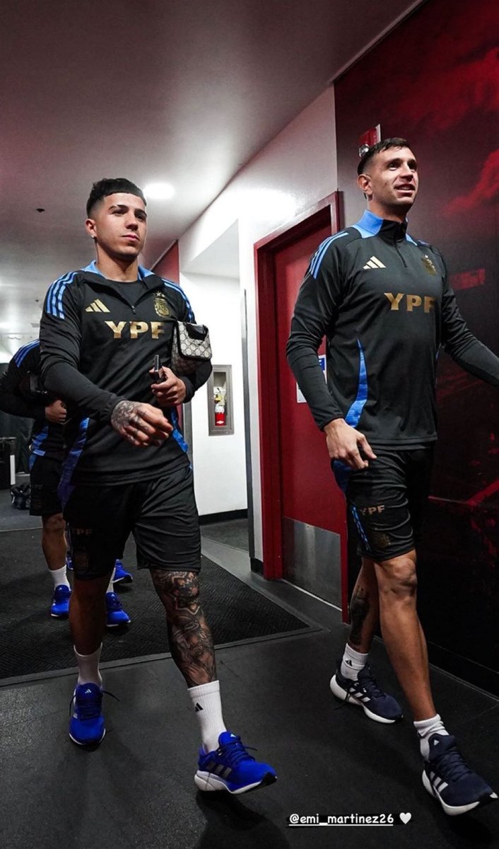 AtaqueFutbolero's tweet photo. 🌟🇦🇷 Enzo Fernández y Emiliano Martínez están en GESTIONES con sus clubes para formar parte del plantel de ARGENTINA SUB-23 en los JJ.OO de París 2024.

⏳ Enzo ya habló con los dueños del Chelsea y NO ocupa el cupo de mayores. 

⏳ Dibu ya negoció la autorización en Aston Villa y puede ser el PRIMER MAYOR confirmado.

Vía @okdobleamarilla - @fczyz.