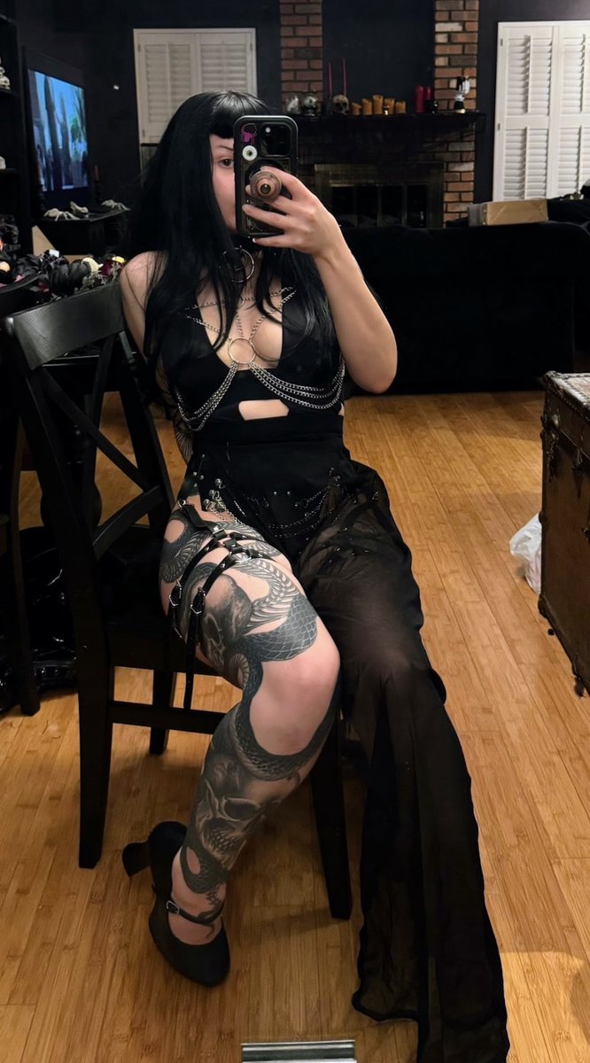 femaleremains's tweet photo. this outfit ate ngl https://t.co/8NbWftha7c