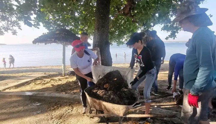 InesAbreu73's tweet photo. Jóvenes y trabajadores de la división territorial de Etecsa Cienfuegos realiza trabajo voluntario en el litoral de playa alegré y la laguna del cursen saludos al 4 de abril,al 1ro de Mayo y a los 30 años de la empresa.
#EsteEs https://t.co/WrAIjeUNQc