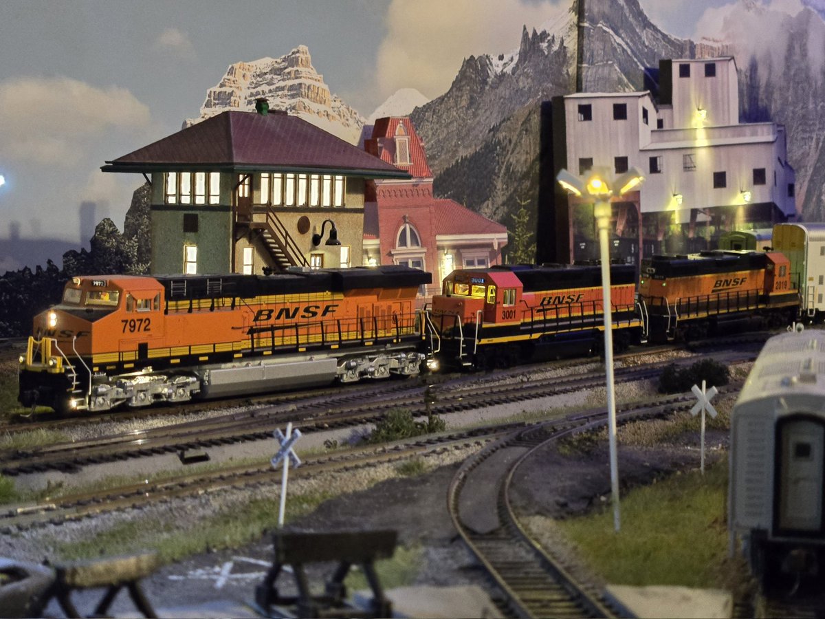 Not far behind our flagship, BNSF Orange Black n Gold arrives. Also, in a set of 3.
#bnsf #bnsflayout #Americanrailroad 
#modelrailroad #modelrailway #modeltrains #trainlayout #railroadmodeling #scaletrains #ho_scale #railwaymodelling #trainmodeling #railroadlayout