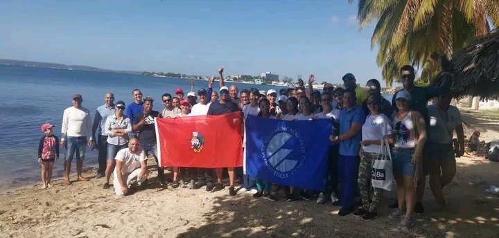 InesAbreu73's tweet photo. Jóvenes y trabajadores de la división territorial de Etecsa Cienfuegos realiza trabajo voluntario en el litoral de playa alegré y la laguna del cursen saludos al 4 de abril,al 1ro de Mayo y a los 30 años de la empresa.
#EsteEs https://t.co/WrAIjeUNQc