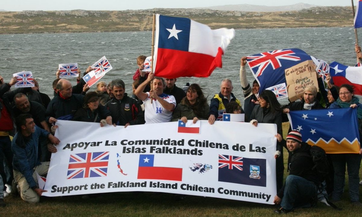 Ahora si, que los chilenos me chupen bien la punta de la verga, son unos unos traidores que viven y vivirán a la sombra de la república Argentina.