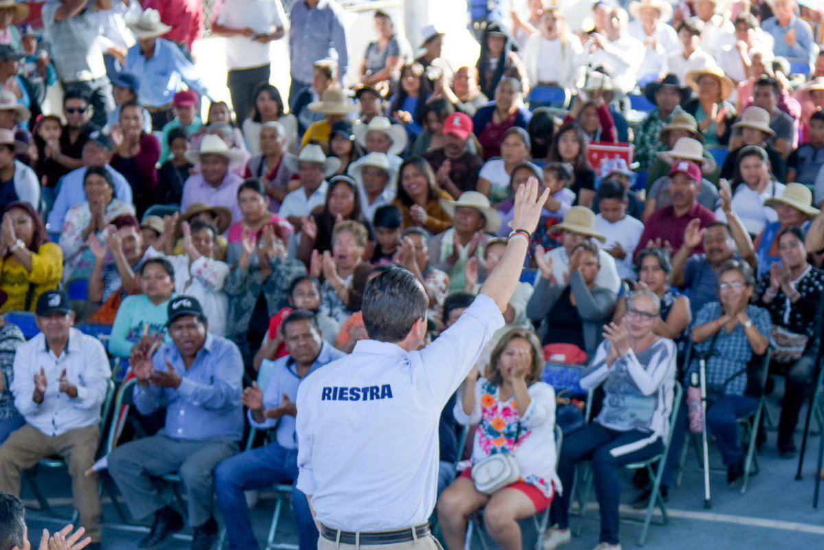 marioriestra's tweet photo. Nuestras propuestas se generan a partir de escuchar a la gente.

Nuestro compromiso es estar cerca de ustedes siempre. 

¡Gracias Azumiatla! Un gustazo visitarlos con @eduardorivera01, @CaroBeauregard y @karina_ralcala.

#ContigoVieneLoMejor https://t.co/32GFVvxlFC