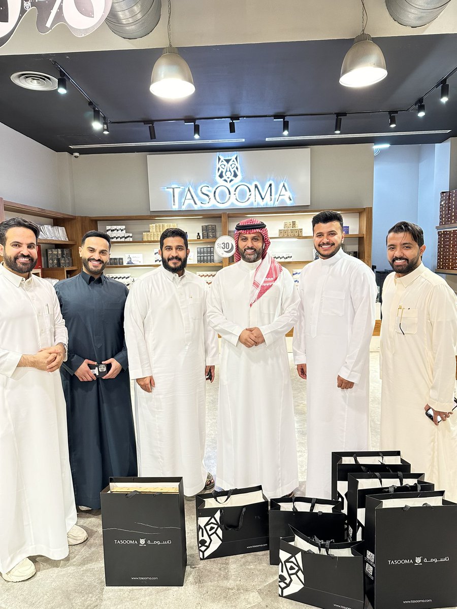 اليوم ياسر و الشباب كشخوا من تاسومة 
باقي أنتم تنورنا 🫵🏼❤️❤️❤️
Tasooma.com
كود الخصم الاضافي T24

ولأنكم حبايبنا وتستاهلون نعيد عليكم بهدية بسيطة السحب على ايفون 15 pro max 🤩🎁💙
الشروط رتويت + متابعة الحساب