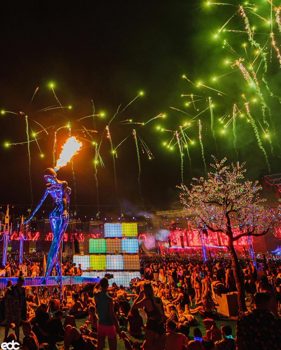 EDC_LasVegas's tweet photo. 🌼 #DaisyTip: make sure to go exploring!⚡️🌈 Beautiful views &amp; unique art pieces are waiting for you Under the Electric Sky, along with many new surprises. 👀 

Where are YOU most excited to check out first? #EDCLV2024 #kineticCIRCLE https://t.co/16QYhqGldq