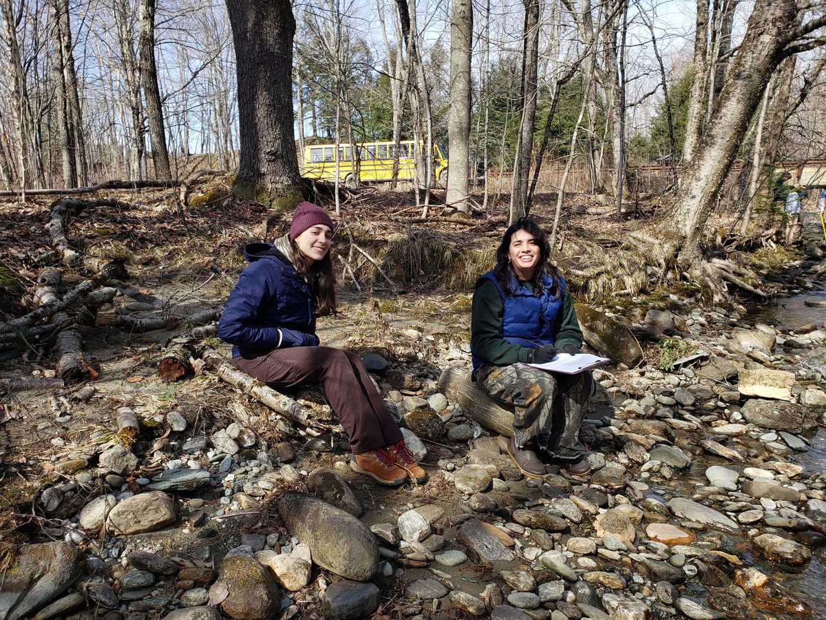 Here are some great shots from our second field trip of the Stream Ecology course! Always inspiring to see young scientists in action out in the field, exploring streams and their ecosystems. @UVM_RSENR @uvmvermont #Vermont 🏞🦐🐟