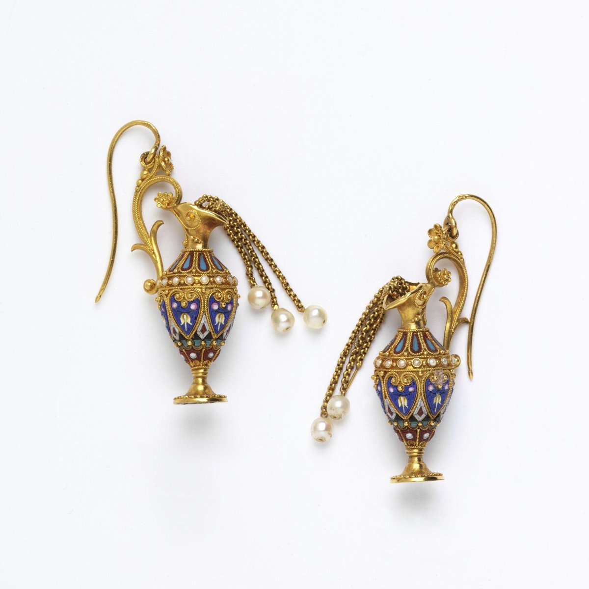 Unknown maker, Rome.

Earrings, c.1870.

Chased gold, micromosaic and pearls.
©️ @V_and_A 
#Jewellery