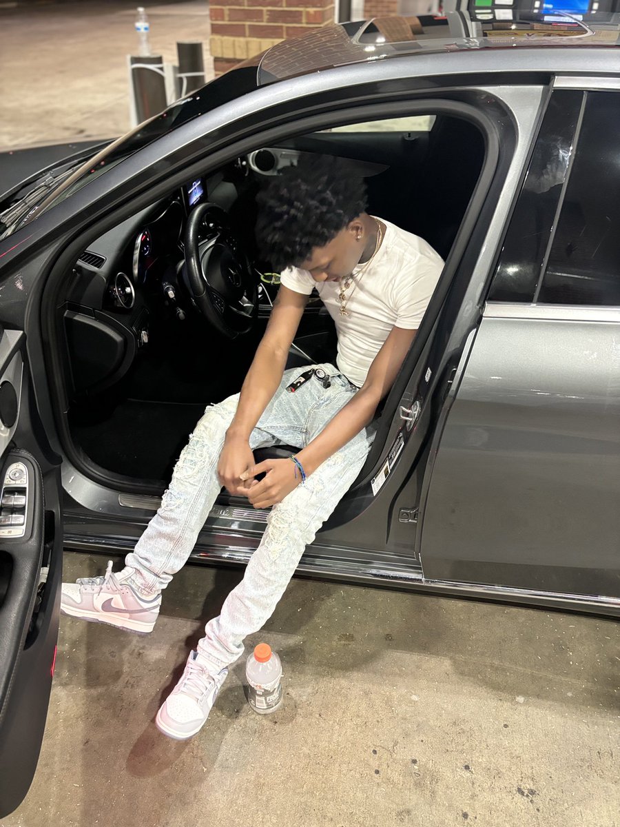 1WayRobb's tweet image. I kno niggas want me to fall but I’m going  up hill