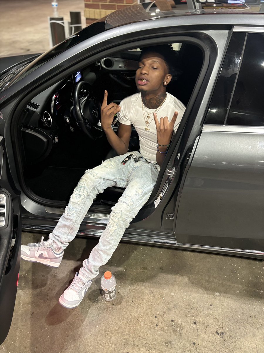 1WayRobb's tweet image. I kno niggas want me to fall but I’m going  up hill