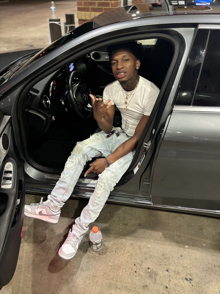 1WayRobb's tweet image. I kno niggas want me to fall but I’m going  up hill