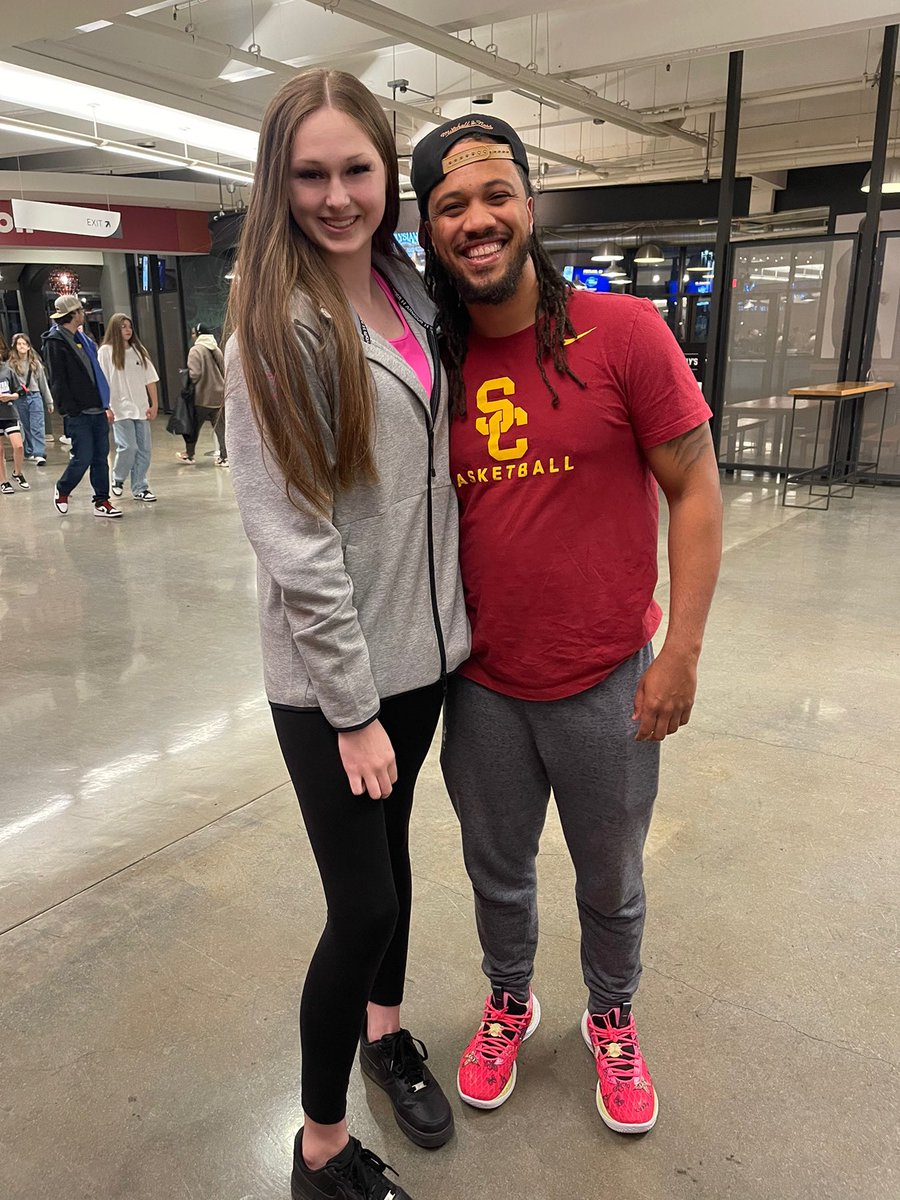 berlynncarlson's tweet image. Thankful to catch another Elite 8 in person. Always fun to watch McKenzie Forbes. I was blessed to see her and the USC team at the PAC12 championship in Vegas too. My mom always does the most for me ❤️ #forbesfamily #basketballdreams #Pac12WBB