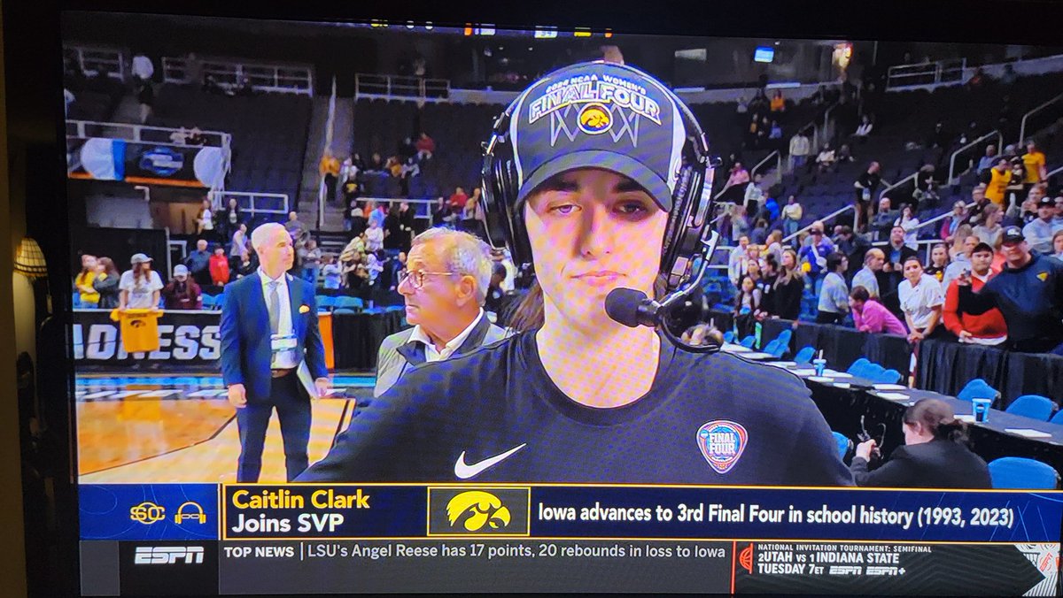 WNiewoehner's tweet photo. @keithmurphy @SoundOFF13 Photo bombing @CaitlinClark22 on SVP. https://t.co/E65gGpYX54