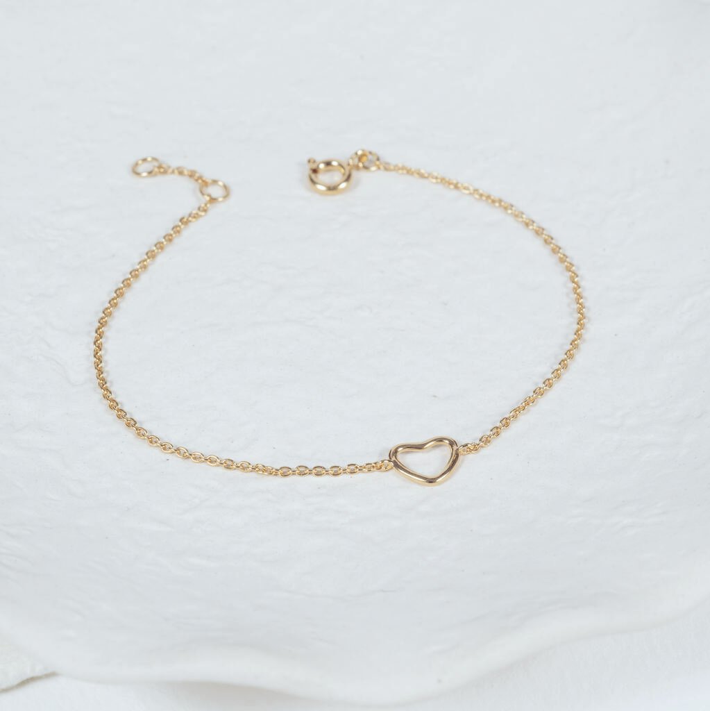 ⠀
 ⠀ ⠀⠀﹙𝆹 ♡̶﹚ 𝗛a de recibir el ℓector, en el transcurso del día, un 𝖘obre dorado, sellado con cera color 𝖈armín. Dentro reposan una tarjeta plastificada y una pulsera de oro: acaba de ser cordialmente invitad𝗈͟/𝖺͟  a la fiesta de 𝒞ompromiso ℒipa–𝒱an ℒaeken.
⠀