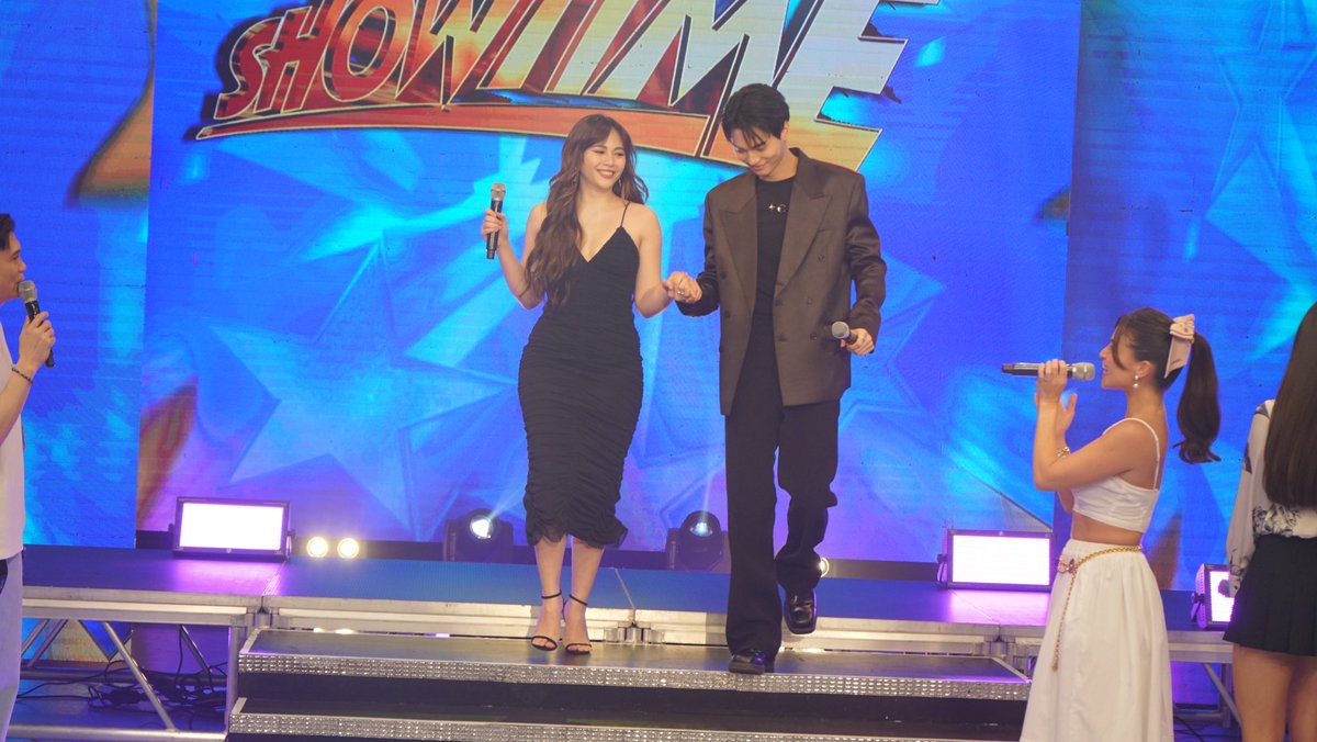 itsShowtimeNa's tweet photo. ☀️ Welcome to It’s Showtime, Win Metawin and Janella Salvador!
#ShowtimeHyper 

Subscribe, follow and watch us LIVE Mon to Fri 11:30am │ Saturday 12nn 

https://t.co/6a3FbJJ7pp 
https://t.co/FA9ip4yRhx 
https://t.co/kJcqr7VPM7 https://t.co/o2FncSmCuo