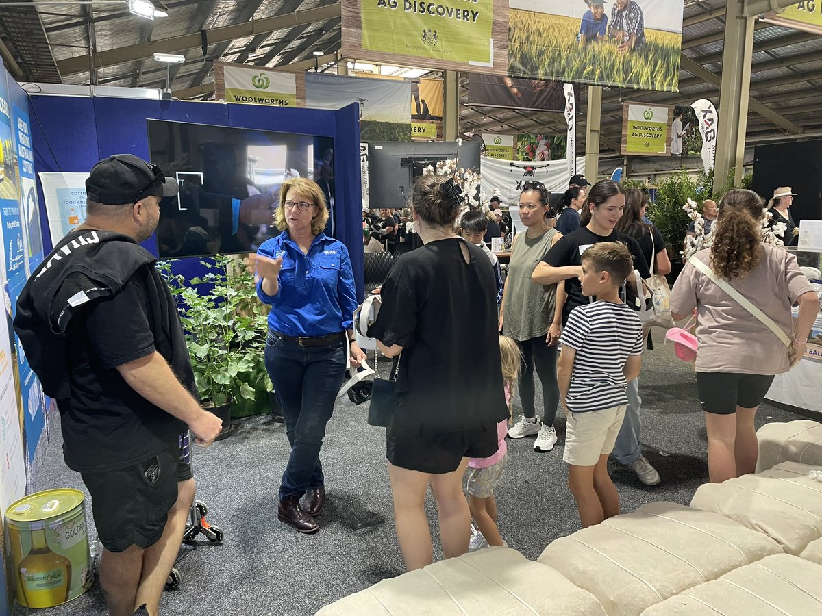It was a great Good Friday for our Program Lead Janelle who volunteered her time at the Cotton Australia stand at the Sydney Royal Easter Show ☀️ Janelle was incredibly impressed with the questions from show patrons and the level of interest in Australian grown cotton 🌱