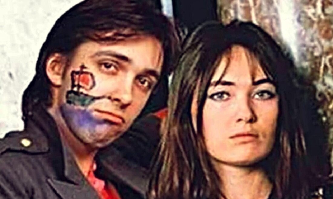 4 года Курехин прожил с юной Гузеевой, они встретились в Москве и музыкант увёз девушку в Питер, где уговорил поступать в ЛГИТМиК, тем самым предопределив её судьбу

«Надо отдать ему, первому моему мужчине, должное: он научил меня читать книги, слушать музыку, он меня воспитывал»