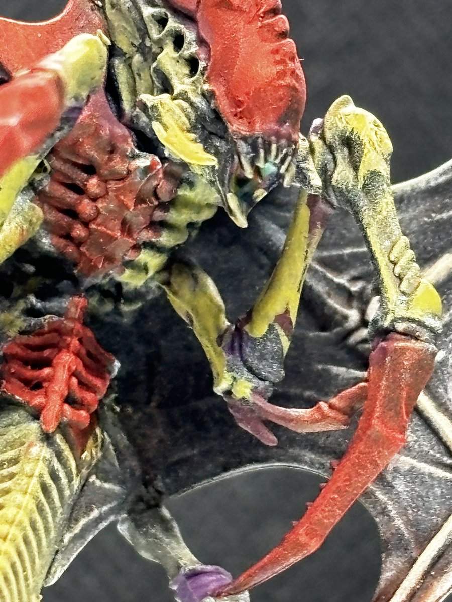 Here comes the #parasiteofmortrex ready to infect its unsuspecting prey for the great devourer. 

#modelpainting #paintingwarhammer #warhammer #warhammercommunity #warhammer40k #warhammer40000 #tyranids #tyranids40k #hivefleetkraken #akinteractive #vallejocolors