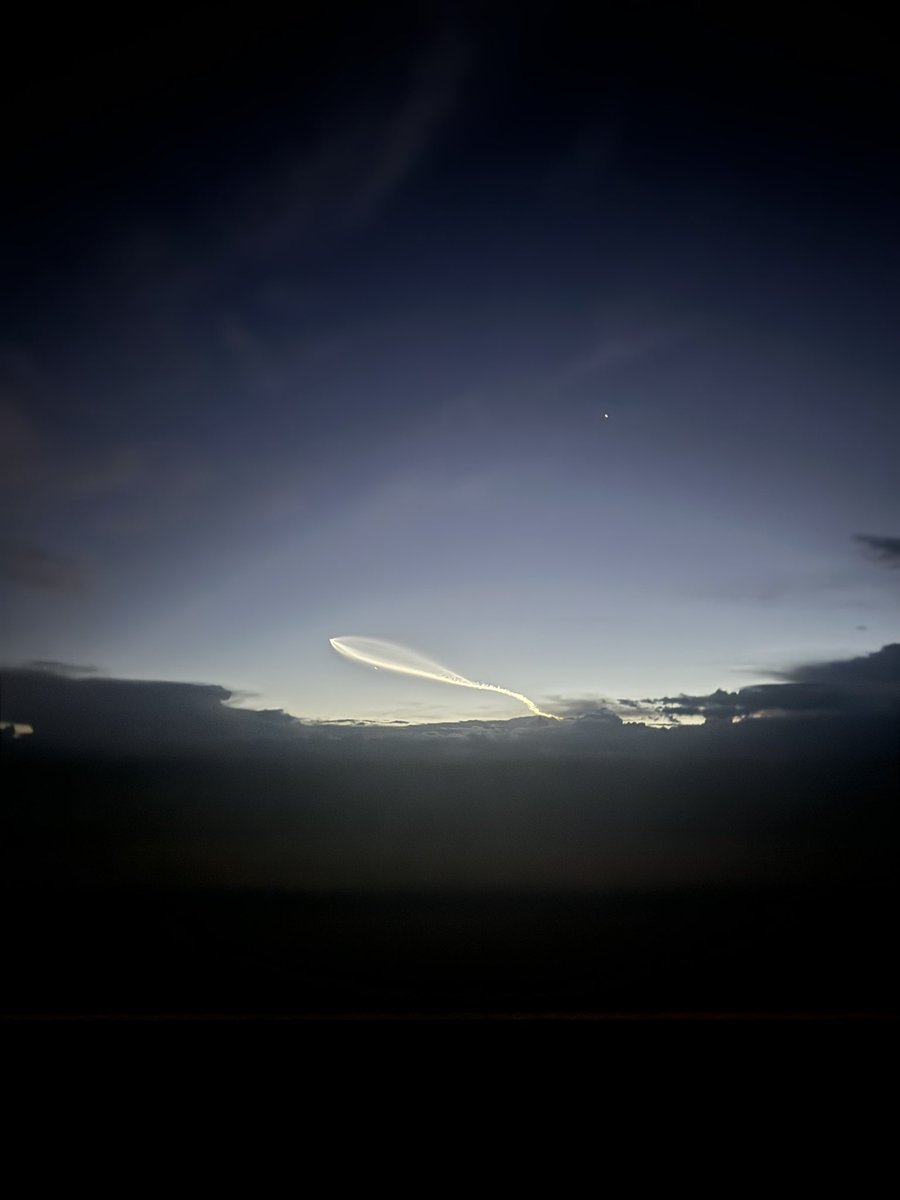 sounboolian's tweet photo. Saw this in the AZ skies. @elonmusk @SpaceX  is this you guys or aliens? 🤨 https://t.co/x5gMJqC4Yc