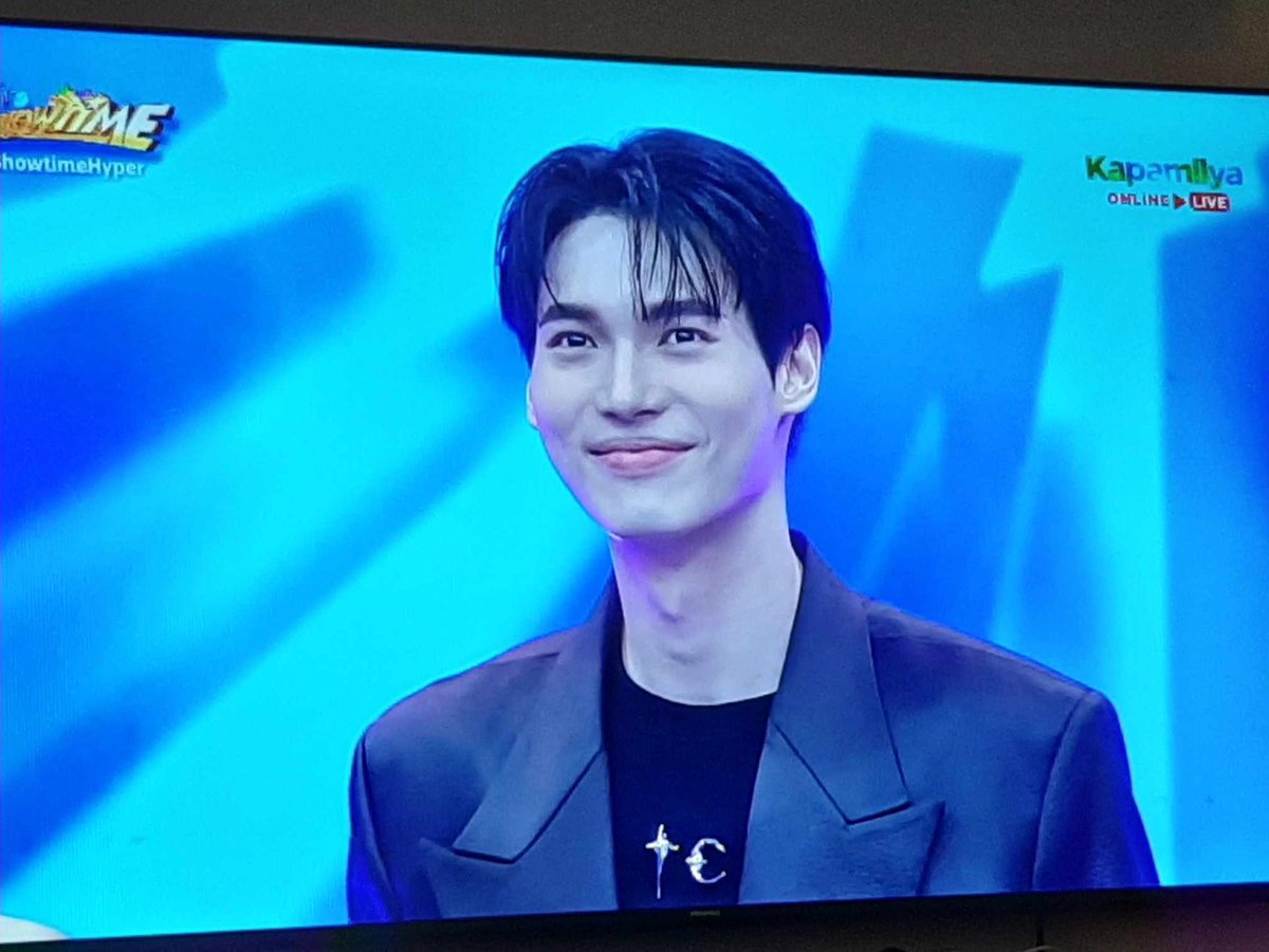 lovesomebab's tweet photo. My pamangkin sending these to me 😭😭😭

I just woke up from working 10pm to 6am after all the mall tour yesterday. Then this! I just love my mom and his support to brightwin as always 😭😭😭

WIN ITS SHOWTIME
#ShowtimexWIN
#UnderParallelSkies
#winmetawin https://t.co/T1PnrgbfUM