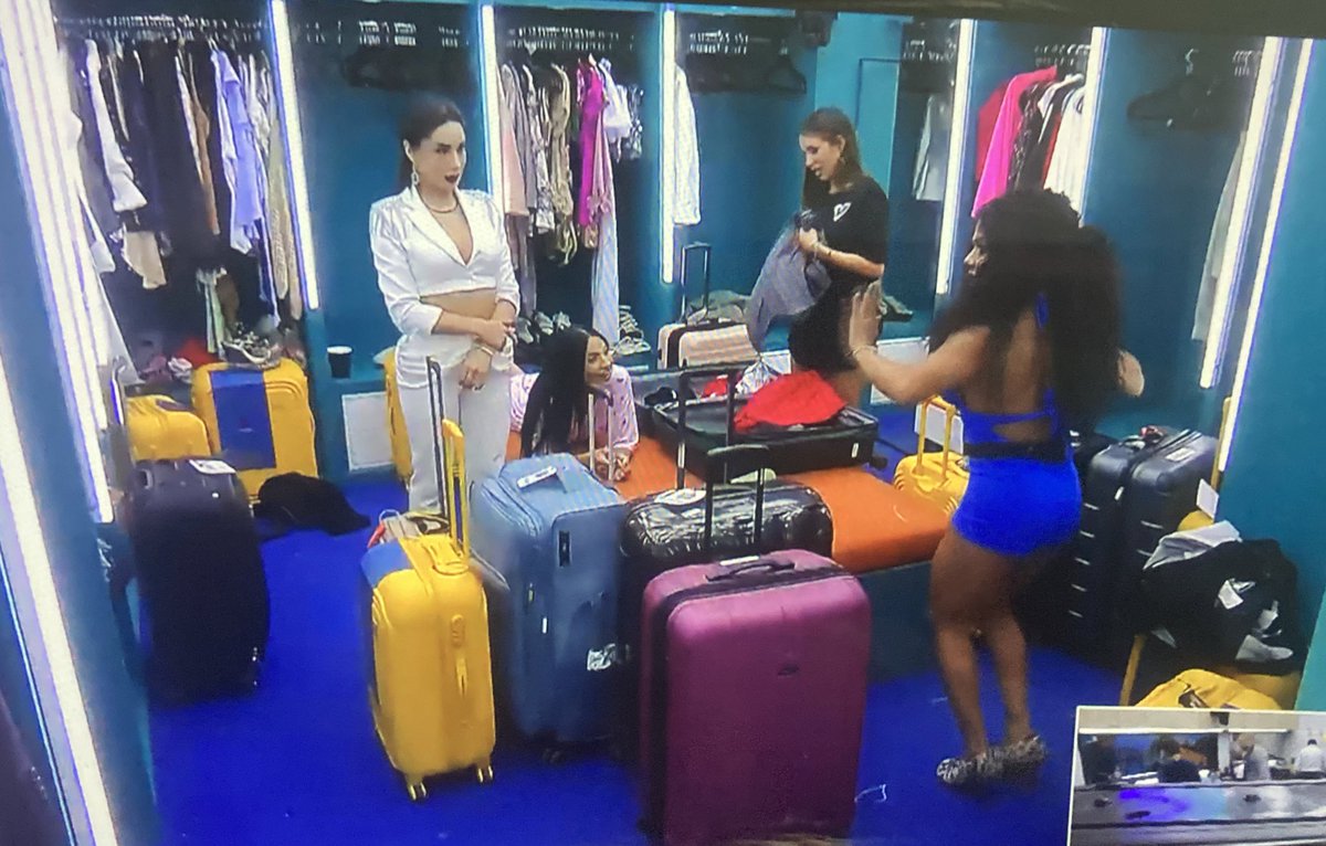 elizondok80's tweet image. LOL 🤣 como me han hecho reír las chicas aquí #LCDFL4 probando la peluca de Serrat #Thisisfun #LaCasaDeLosFamosos4 las 3 bandidas pasando un buen tiempo, bloqué a la Rolexka AKA Rateska,  que anda por ahí probándose unos vestidos 😒poniendo 👂