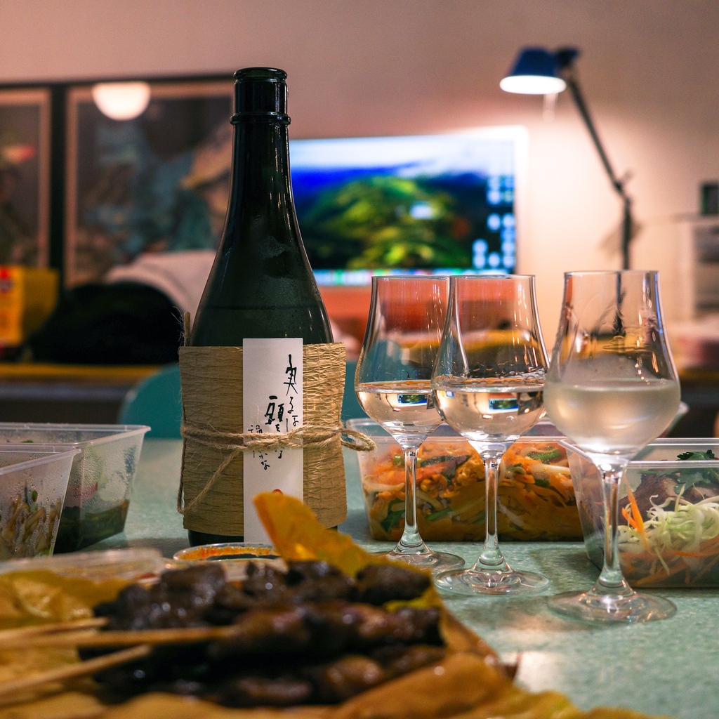 When a round, fruity, and full-bodied sake 🍶 is matched with a bold and spicy Thai dish 🥘, they come together in a joyous dance on your palate.

l8r.it/djzJ