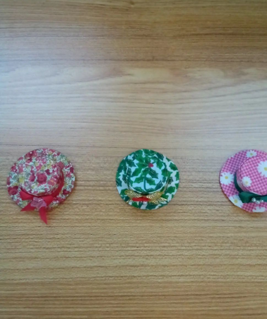 zerone_studio's tweet photo. 【制作実績】ちょこんとお帽子マグネットガチャを紹介します！
可愛らしいデザインは一つひとつ違うので集めて楽しいマグネットです😊
どこにつかってもほっこり癒されるやさしいデザインにこだわりました💕
#zeronestudio　#ノベルティー制作　#グラフィックデザイン　#ロゴ　#ロゴ制作　#デザイン https://t.co/1BwxNWbvQx