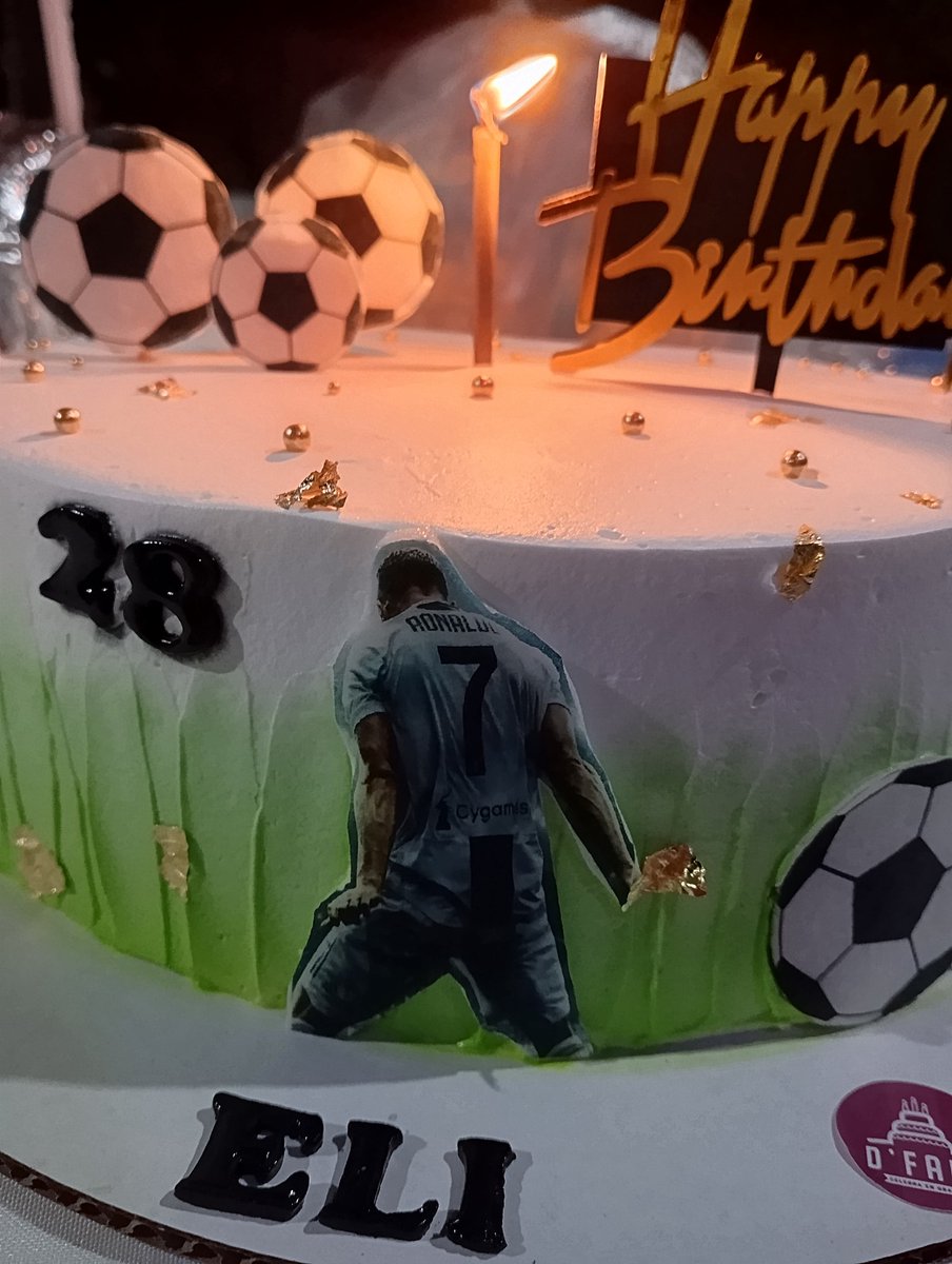 otoniel_ely's tweet photo. @Cristiano Todos miraban mis logros menos mi papá 🥹  mi papá me dejó de 6 meses de nacidos, y a pesar que siempre teníamos comunicación, nunca estuvo para mí, para celebrar mis logros 🥹 mi comandante, mi goat, mi sueño sería conocerte #CristianoRonaldo https://t.co/kpsl1KeY9t
