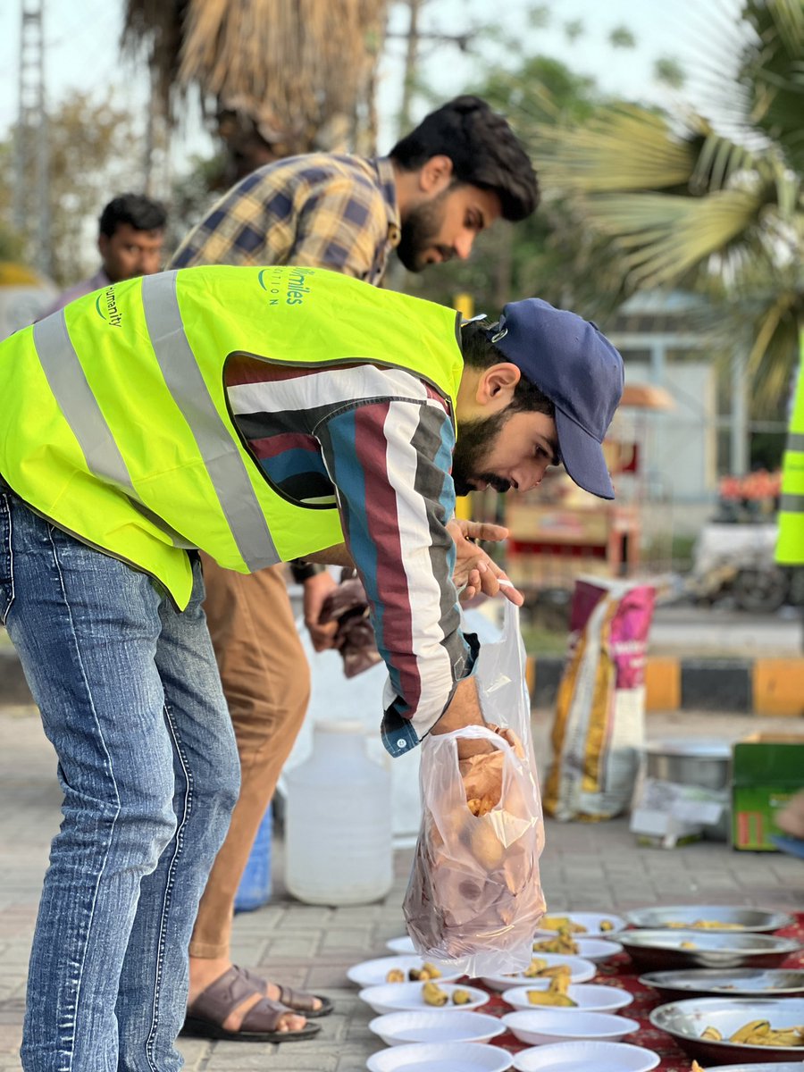MSfoundationPK's tweet photo. 800 plus people in Gujranwala for grand Dastarkhawan. 

Spreading smiles across Pakistan. May Allah accept our efforts.

#Ramadan #MillionSmilesFoundation https://t.co/Kv2tz8N75m