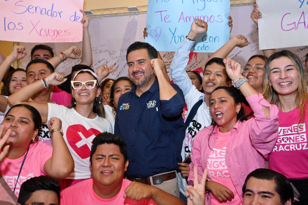 MYunesMarquez's tweet photo. Los jóvenes son el motor que nos llevará a una gran victoria el 2 de junio. 

Con @XochitlGalvez , @Pepe_Yunes, @SaraLdeG  y @maryjosegamboa trabajaremos para que México y Veracruz tengan un futuro promisorio. 

#SabesQueCumplo #YunesGobiernaBien https://t.co/TEZapthPnH
