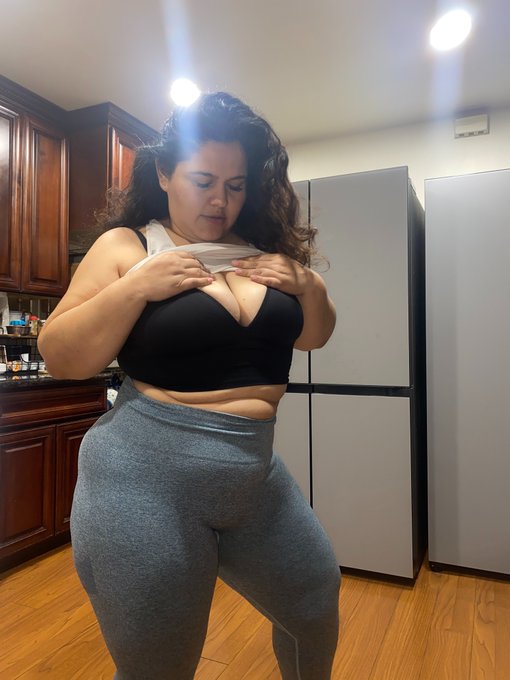 Yoga with clothing or without https://t.co/b6BqtI948x