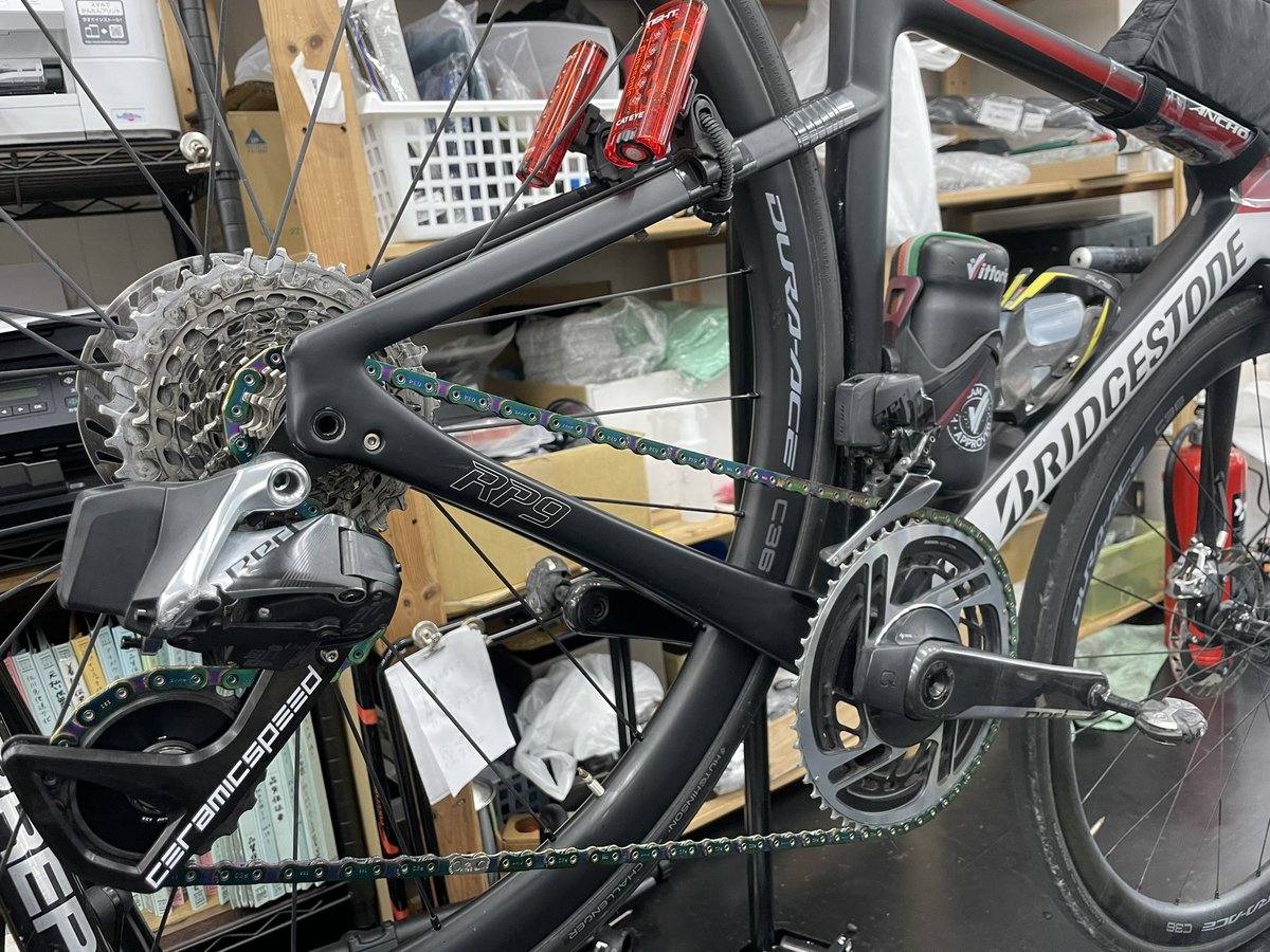 kanzakisenri's tweet photo. #ceramicspeed #OSPW Alpha SRAM用を早速取り付けしました。
つけてる感出すなら、やはりTEAMデカールのものですね。
さらっと調整してみた感じは、変速は純正と変わらないフィーリング、まわした感じは少し軽くなりました。
あとは実走でどんな感じでしょうか。
#カンザキ千里店 https://t.co/Lm5JiW7App