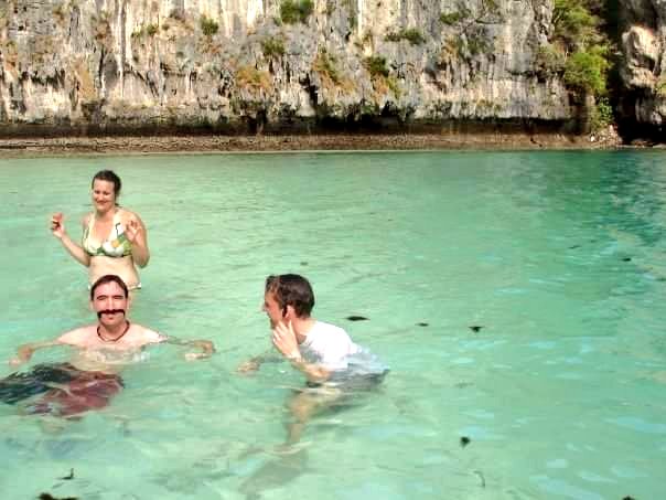 Getting silly with it, on this week's #Top4Theme #Top4Silly

🇦🇺 Surfing the sand on K'gari
🏴󠁧󠁢󠁥󠁮󠁧󠁿 Who the, what the? 🤔
🇿🇲 You ok Lusaka..?
🇹🇭 Seaweed moustache

Share your pics & tag hosts @obligatraveler @intheolivegrov1 @OdetteDunn @pipeaway_travel