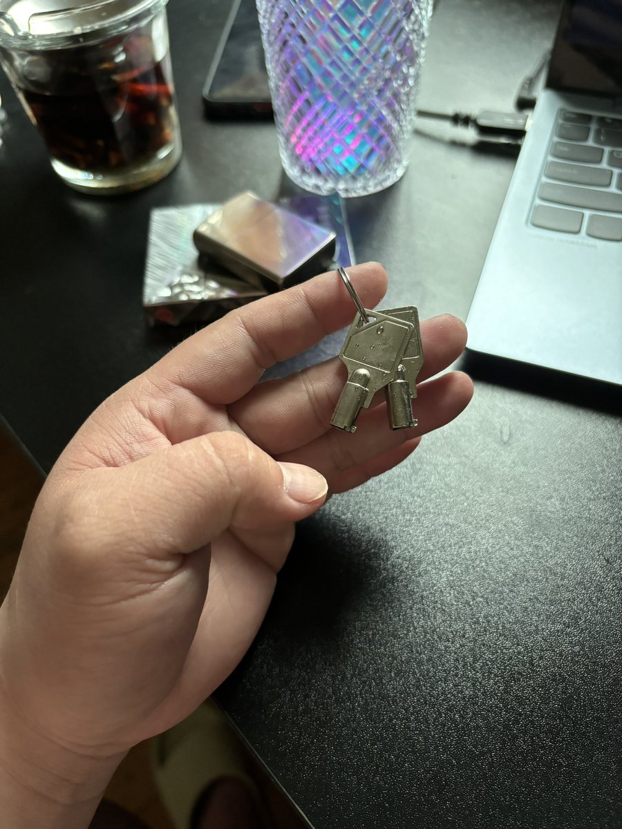 哪个女王脚脖子上缺个吊坠啊