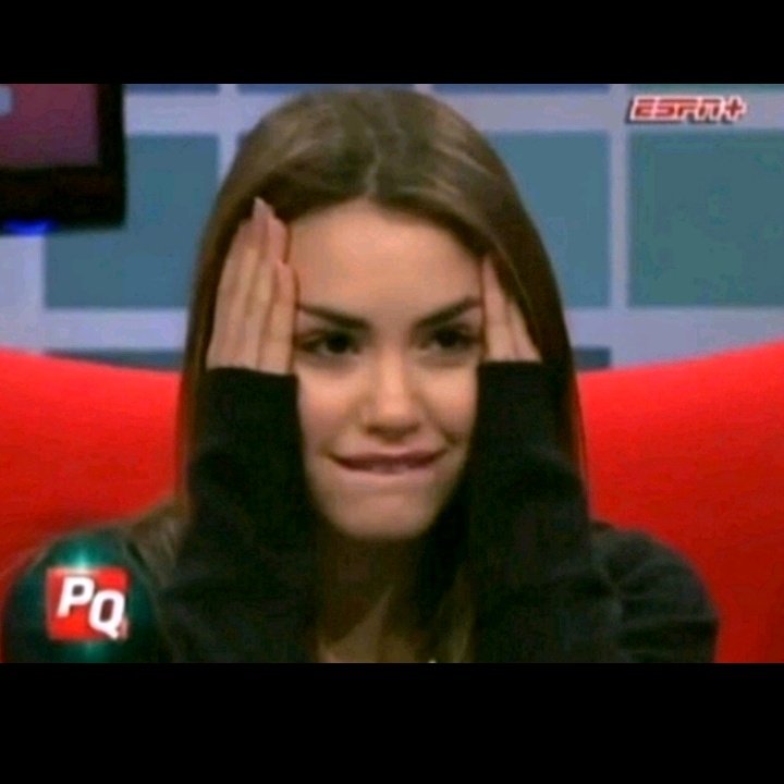 tiene rulitos y ojos claros.
soy está: