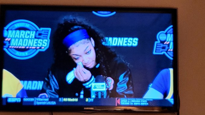 📣There is no crying in basketball girl 🤣 #AngelReese https://t.co/JPgIj3exqA<a href="/tag/angelreese"class="tags">#AngelReese</a>