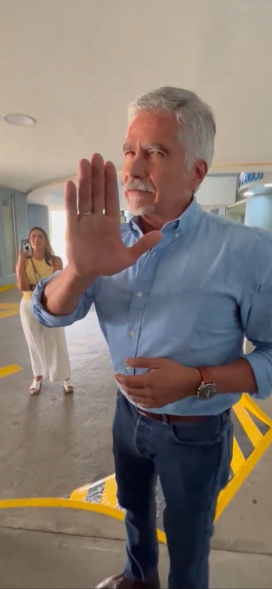 M3millo's tweet photo. -"Caballero, le ofrezco la tarjeta BAC Walmart".

- https://t.co/LqDCmvWO7P
