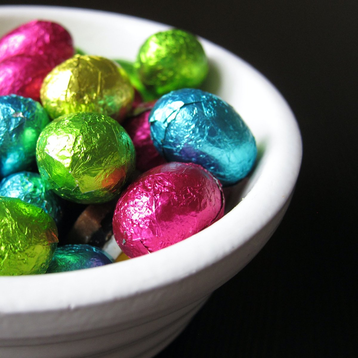 Almost finished off all your choc Easter eggs? Did you know an estimated 80m Easter Eggs are purchased in the UK each year? You'd have to pretty hardboiled to not like one! Do something egg-cellent and remember to drop all the foil and cardboard all go in the green bin😋 🍫 🥚