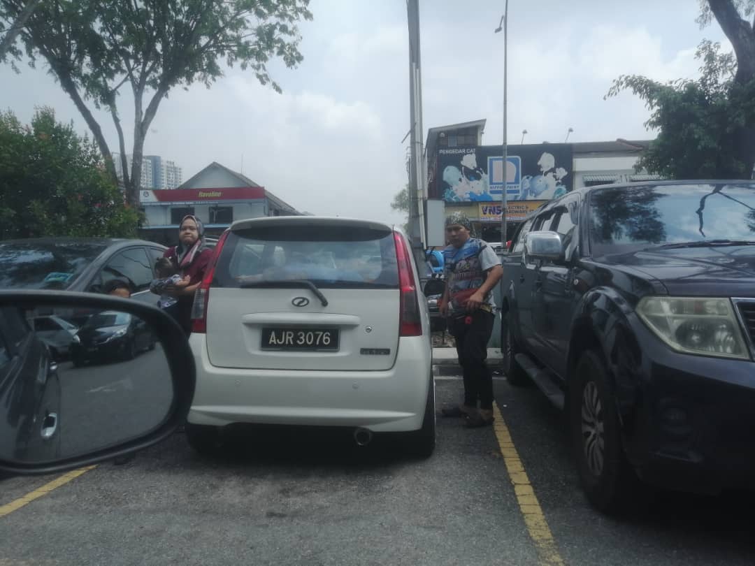 i_kicko's tweet photo. Dibulan Ramadan yg mulia ni janganlah kita berbuat jahat terhadap orang lain walaupun ianya kelihatan kecil. Sanggup orang ni masuk parking yg dah lama aku bagi signal. Parking situ interlocking, jalan jadi sehala. Selamba mukanya di alam dosa. https://t.co/80VlXtJQvM